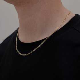 cadena figaro de Oro 10K vista lateral — aretes finos para dama. RG Joyeros.