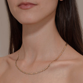 cadena de Oro 10K vista lateral — aretes finos para dama. RG Joyeros.