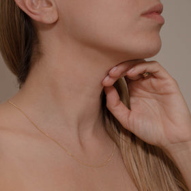 cadena de Oro 10K vista lateral — aretes finos para dama. RG Joyeros.