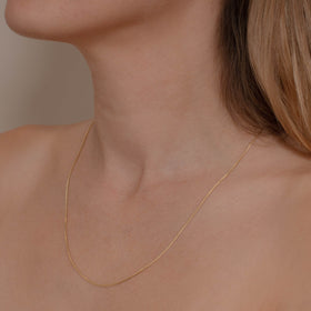 cadena de Oro 10K vista lateral — aretes finos para dama. RG Joyeros.
