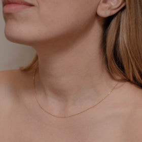 cadena de Oro 10K vista lateral — aretes finos para dama. RG Joyeros.