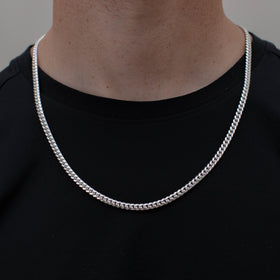 cadena cubana de Plata .925 vista lateral — aretes finos para dama. RG Joyeros.