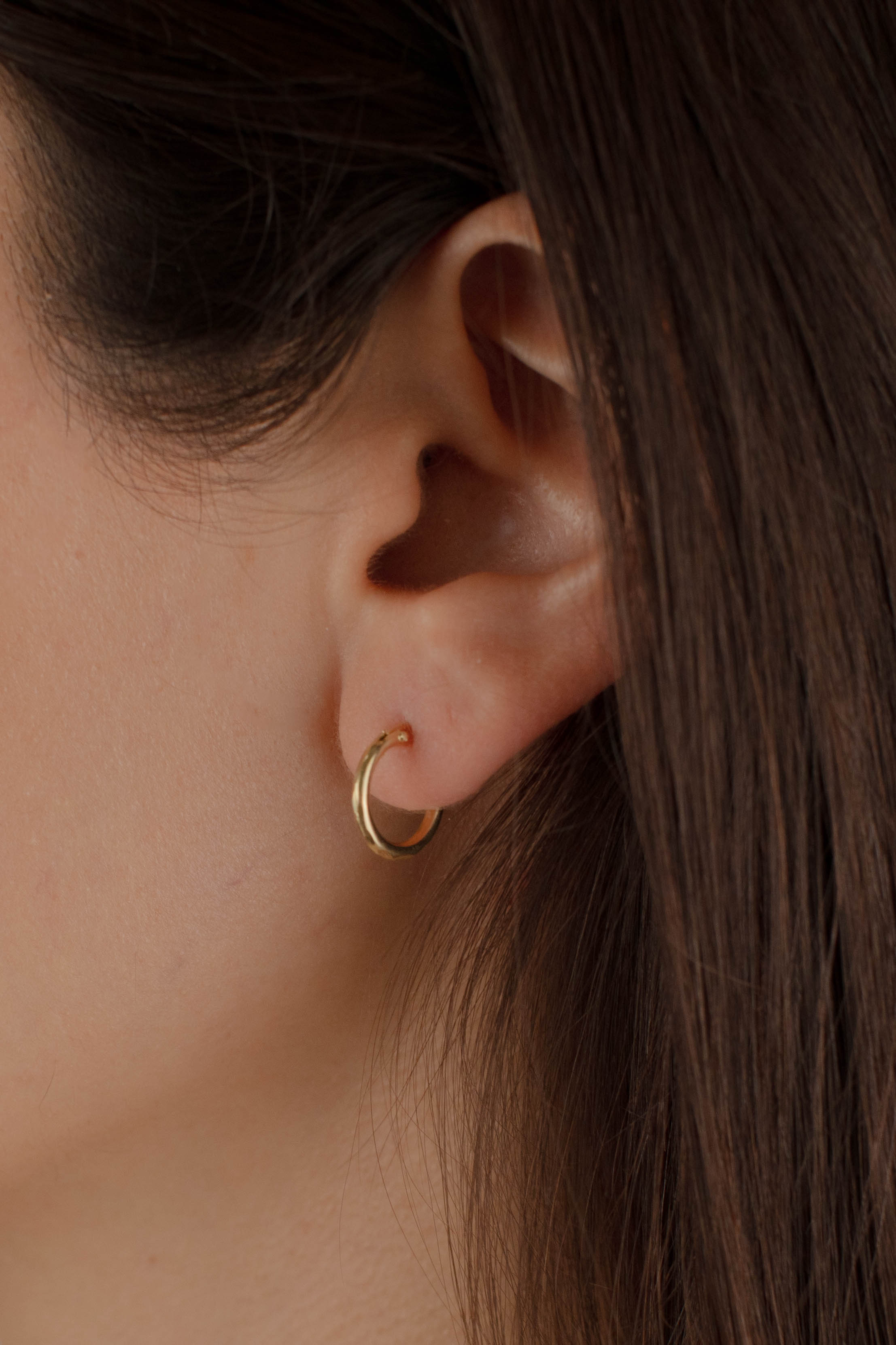 ARRACADA FACETADA 1CM ORO 10K