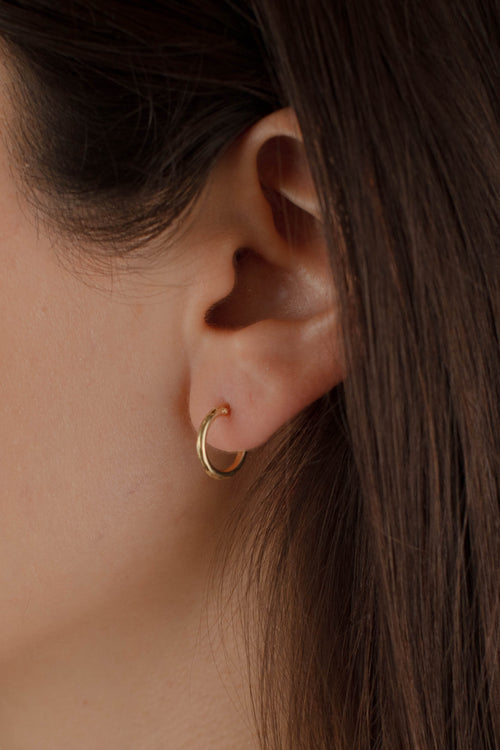 arracada facetada de Oro 10K vista lateral — aretes finos para dama. RG Joyeros.