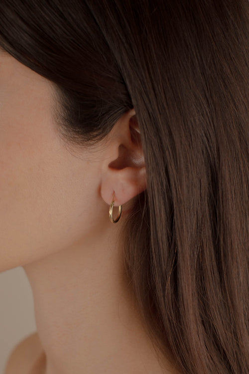 arracada facetada de Oro 10K vista lateral — aretes finos para dama. RG Joyeros.