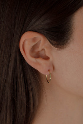arracada facetada de Oro 10K vista lateral — aretes finos para dama. RG Joyeros.