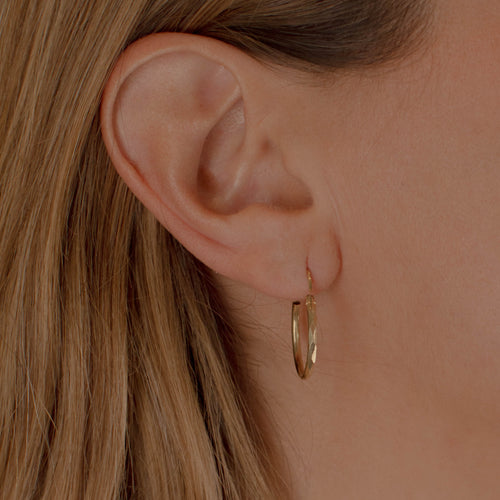 arracada facetada de Oro 10K vista lateral — aretes finos para dama. RG Joyeros.