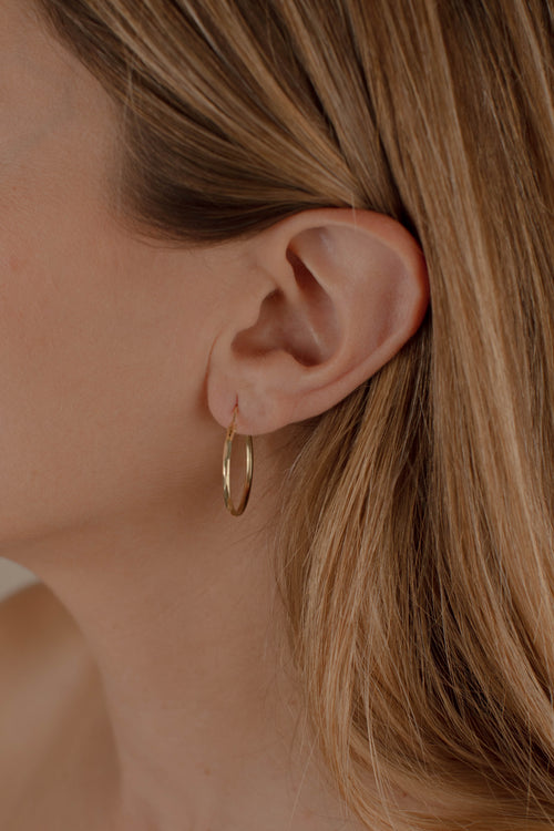 arracada facetada de Oro 10K vista lateral — aretes finos para dama. RG Joyeros.