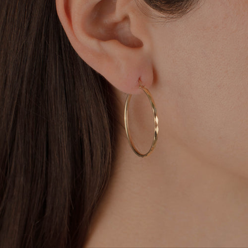 arracada facetada de Oro 10K vista lateral — aretes finos para dama. RG Joyeros.