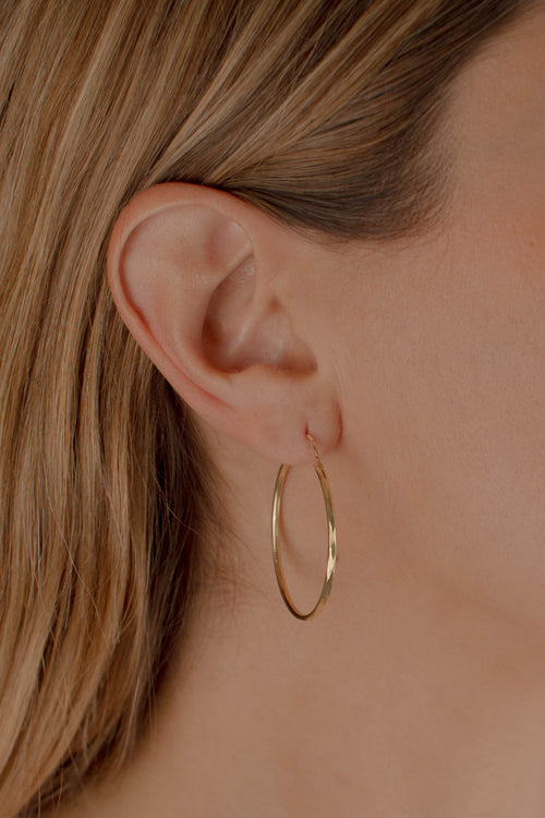 arracada facetada de Oro 10K vista lateral — aretes finos para dama. RG Joyeros.