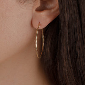 arracada panal de Oro 10K vista lateral — aretes finos para dama. RG Joyeros.
