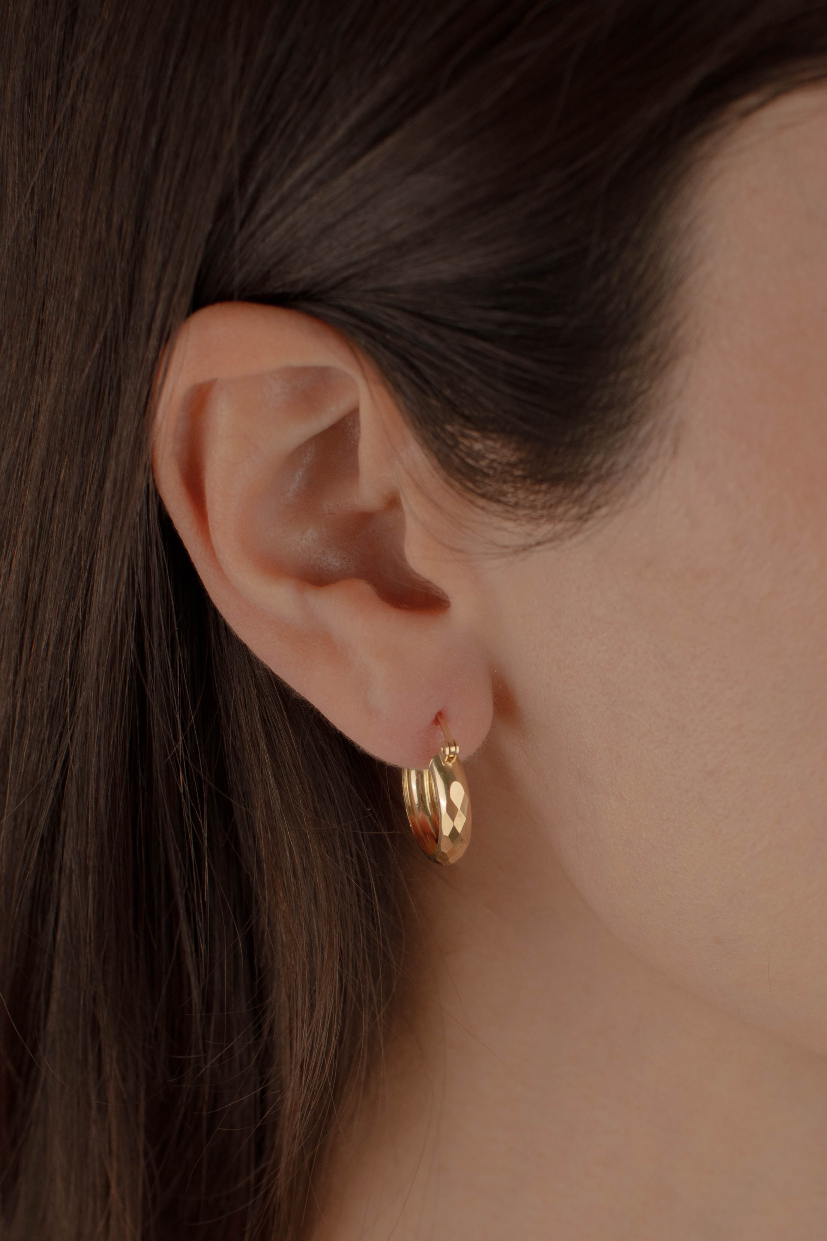 ARRACADA FACETADA 4MM 1.5CM ORO 10K