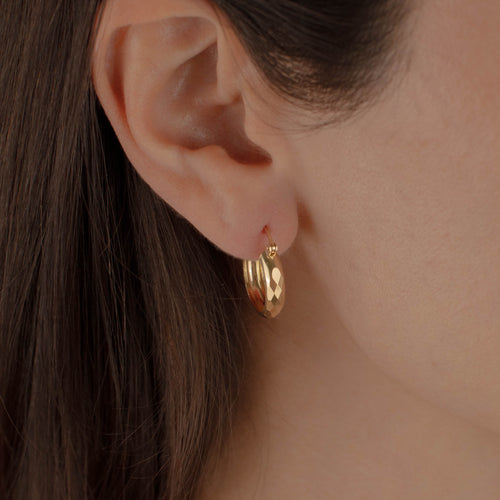 arracada facetada de Oro 10K vista lateral — aretes finos para dama. RG Joyeros.