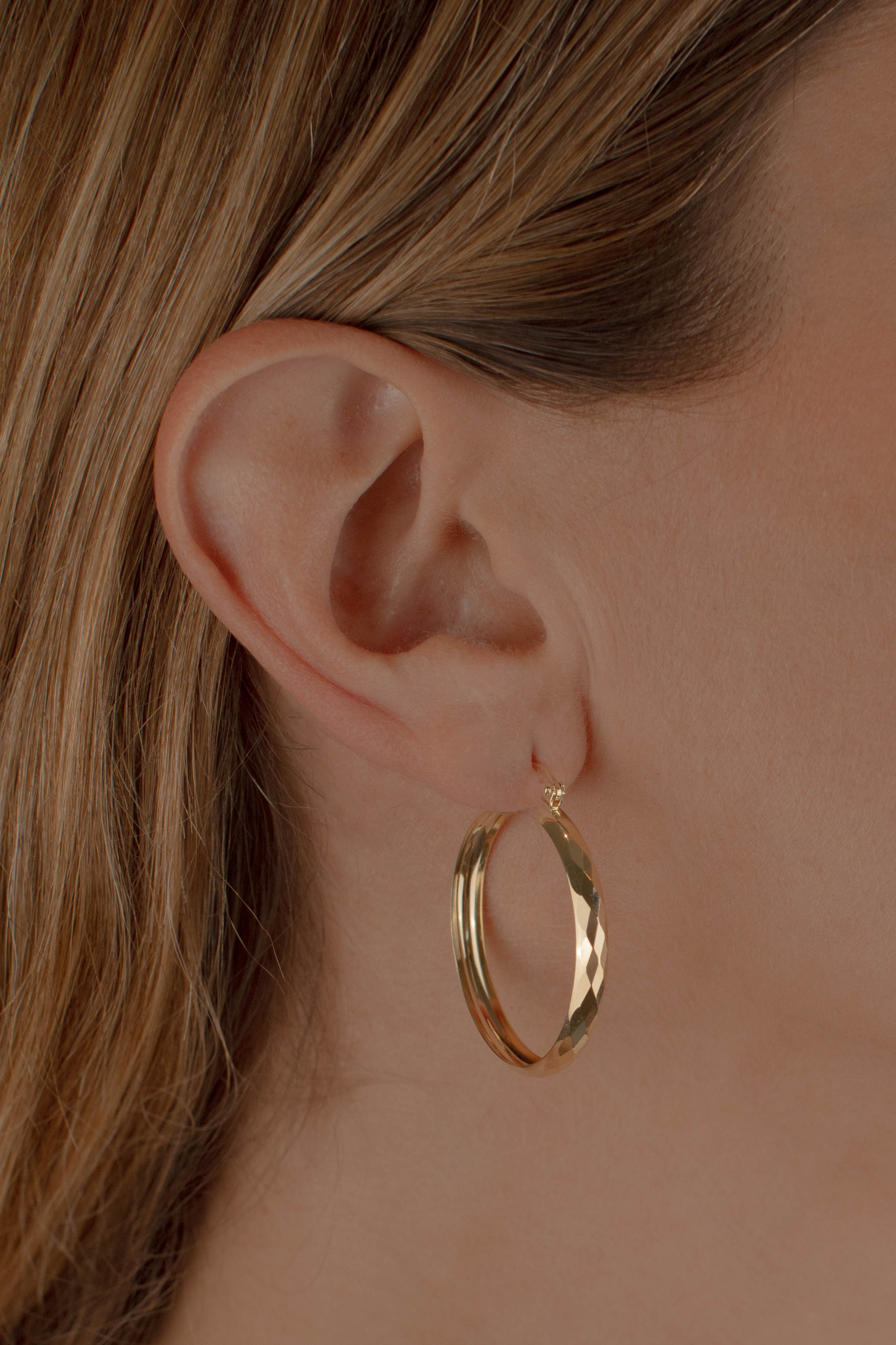 ARRACADA FACETADA 4MM 3CM ORO 10K