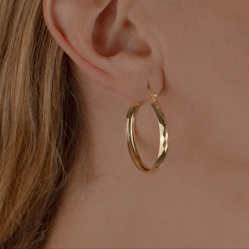 arracada facetada de Oro 10K vista lateral — aretes finos para dama. RG Joyeros.