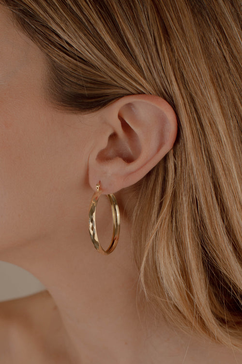 arracada facetada de Oro 10K vista lateral — aretes finos para dama. RG Joyeros.