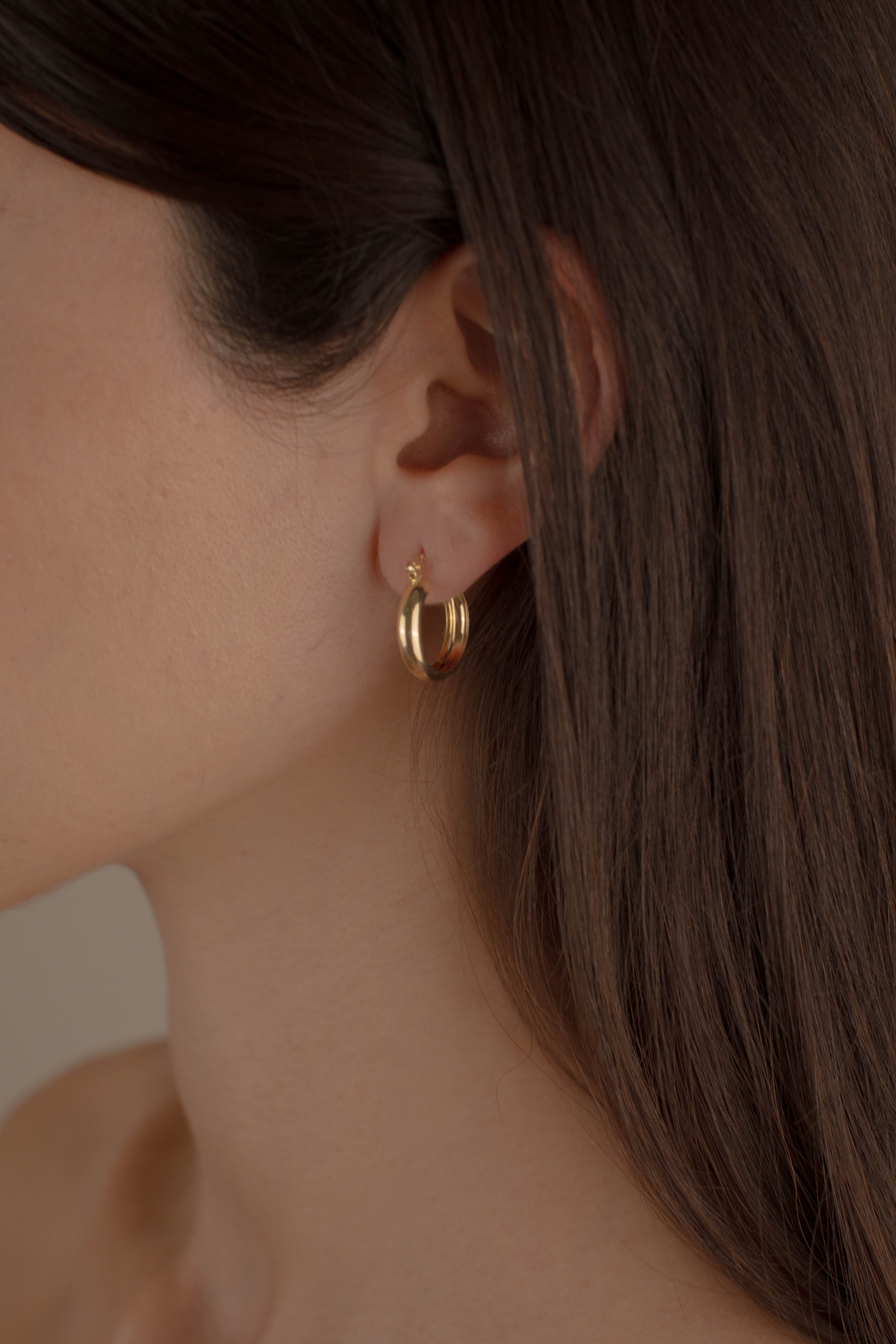 ARRACADA LISA 4MM 1.5CM ORO 10K