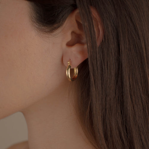 arracada lisa de Oro 10K vista lateral — aretes finos para dama. RG Joyeros.
