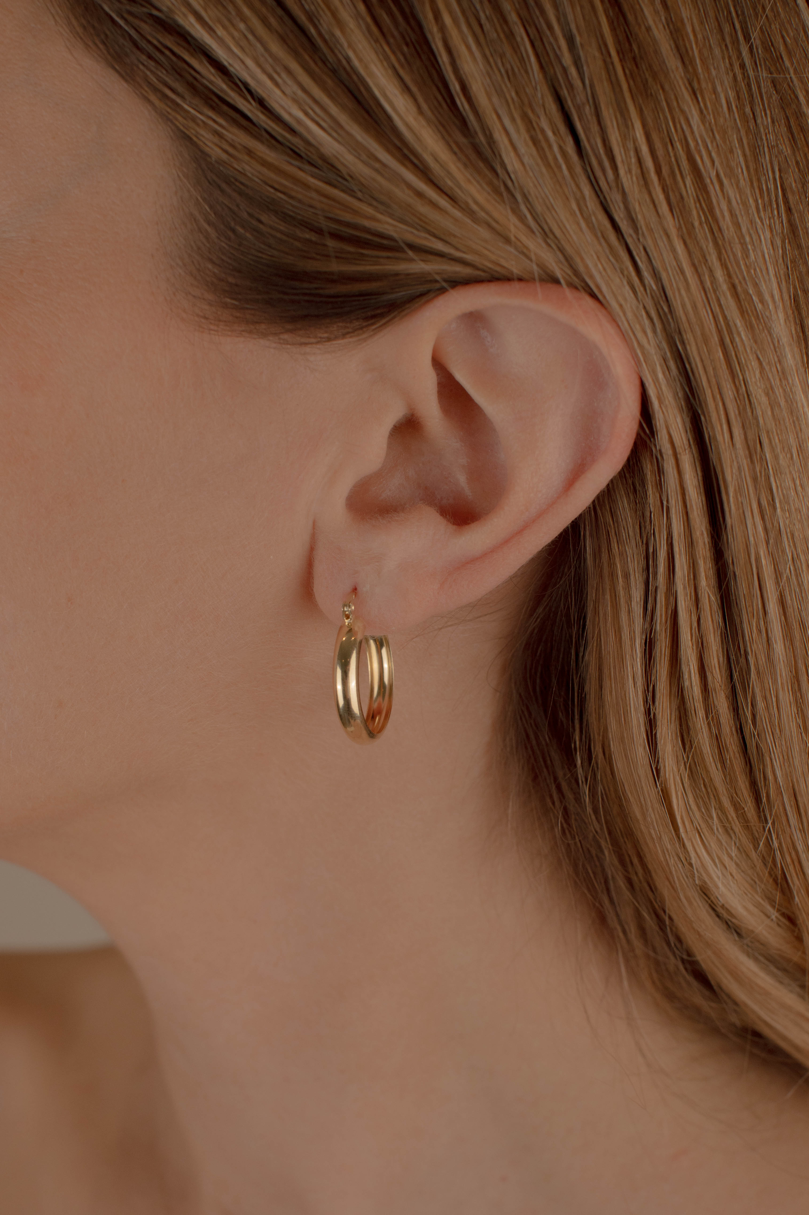 ARRACADA LISA 4MM 2CM ORO 10K