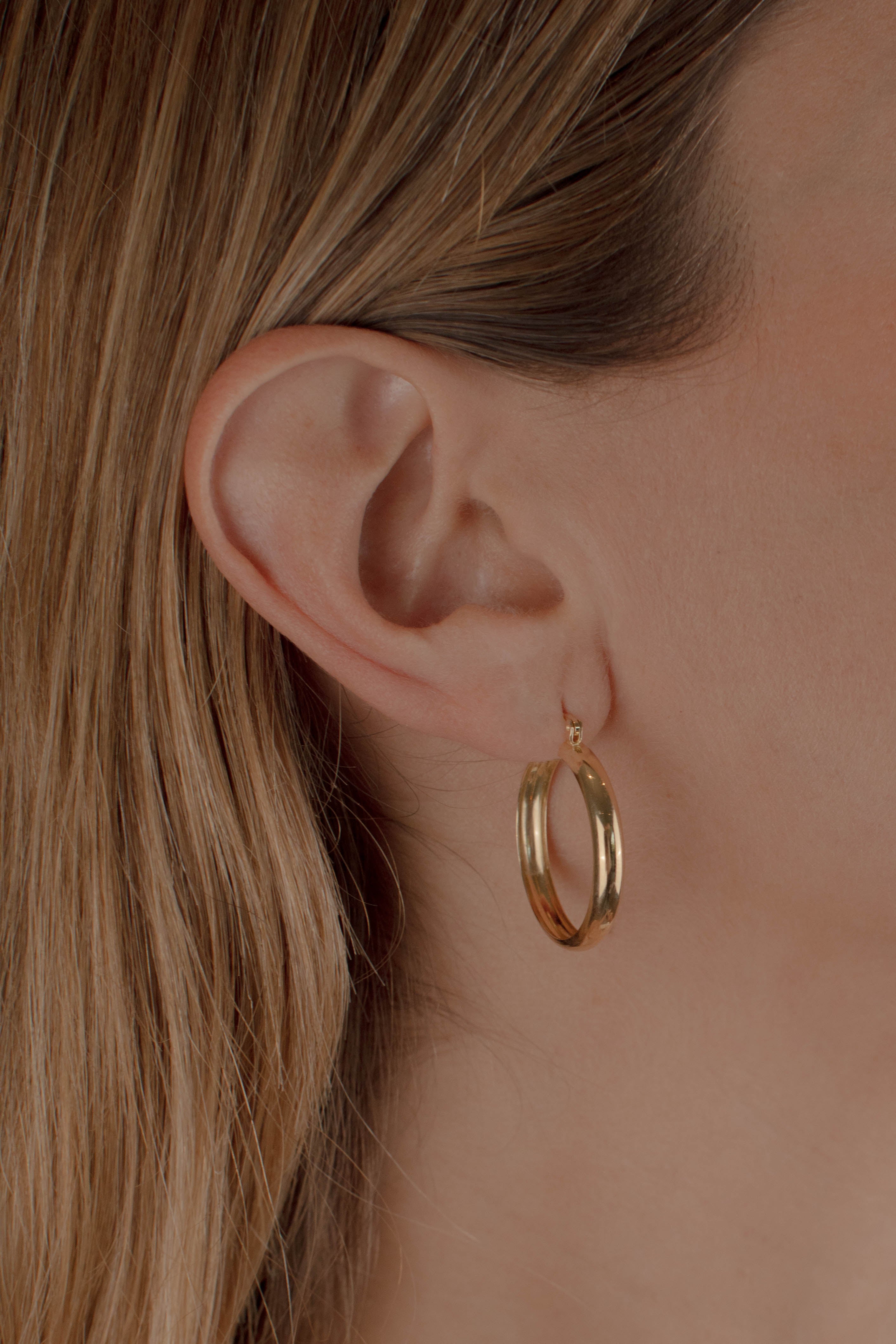 ARRACADA LISA 4MM 2.5CM ORO 10K