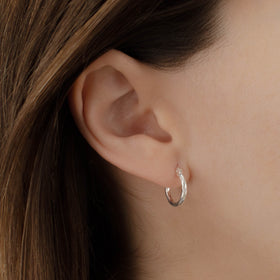 arracada torsal de Plata .925 vista lateral — aretes finos para dama. RG Joyeros.