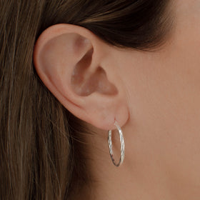 arracada torsal de Plata .925 vista lateral — aretes finos para dama. RG Joyeros.