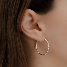 arracada torsal de Plata .925 vista lateral — aretes finos para dama. RG Joyeros.