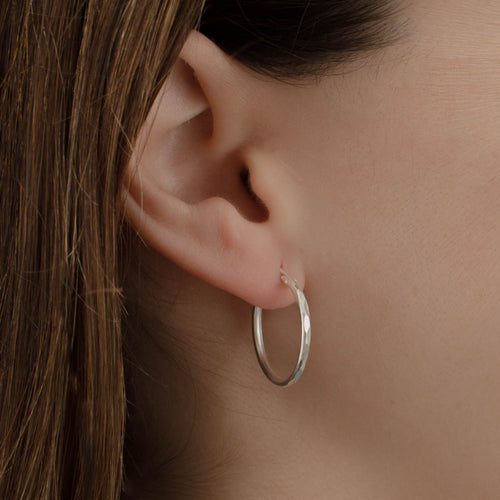 arracada facetada de Plata .925 vista lateral — aretes finos para dama. RG Joyeros.