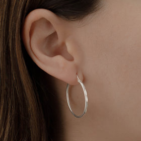 arracada facetada de Plata .925 vista lateral — aretes finos para dama. RG Joyeros.