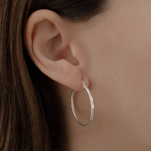 arracada facetada de Plata .925 vista lateral — aretes finos para dama. RG Joyeros.