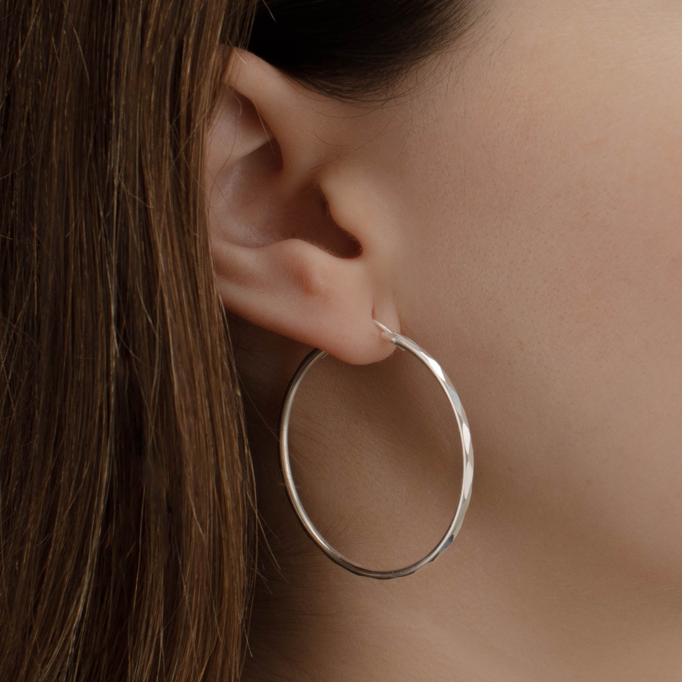 ARRACADA FACETADA 4CM PLATA .925