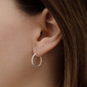 arracada panal de Plata .925 vista lateral — aretes finos para dama. RG Joyeros.