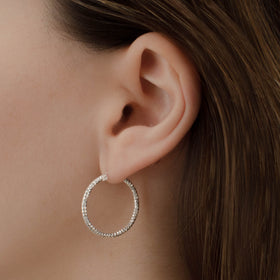 arracada panal de Plata .925 vista lateral — aretes finos para dama. RG Joyeros.