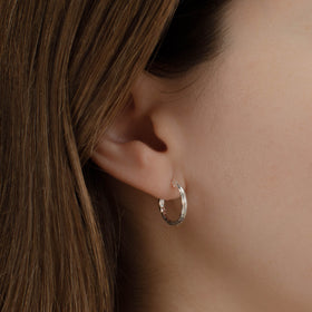 arracada facetada de Plata .925 vista lateral — aretes finos para dama. RG Joyeros.