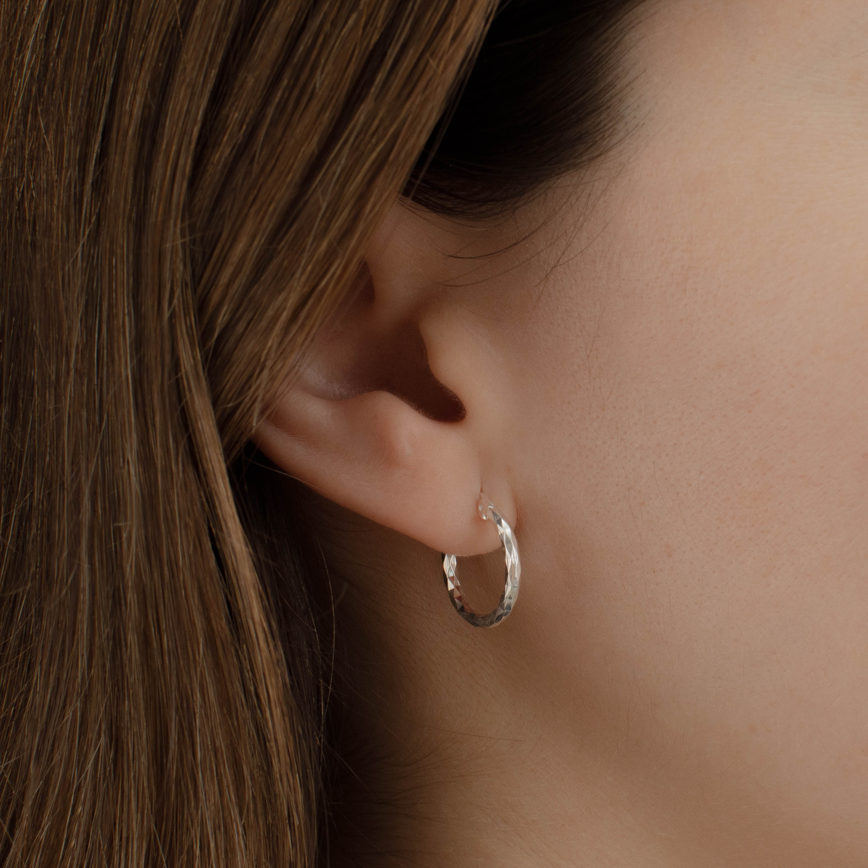 ARRACADA FACETADA ROMBOS 1.2CM PLATA .925