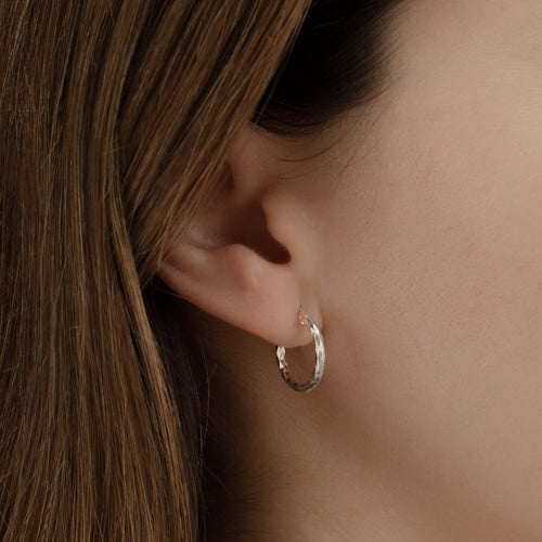 arracada facetada de Plata .925 vista lateral — aretes finos para dama. RG Joyeros.
