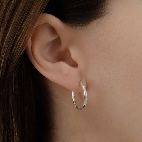 arracada facetada de Plata .925 vista lateral — aretes finos para dama. RG Joyeros.