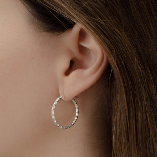 arracada facetada de Plata .925 vista lateral — aretes finos para dama. RG Joyeros.