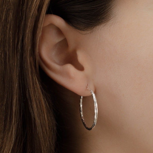 arracada facetada de Plata .925 vista lateral — aretes finos para dama. RG Joyeros.