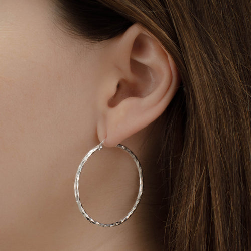 arracada facetada de Plata .925 vista lateral — aretes finos para dama. RG Joyeros.
