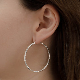 arracada facetada de Plata .925 vista lateral — aretes finos para dama. RG Joyeros.