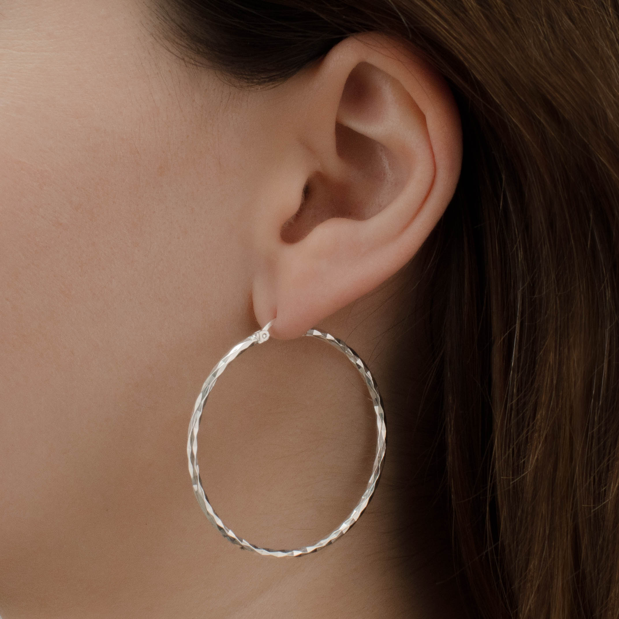 arracada facetada de Plata .925 vista lateral — aretes finos para dama. RG Joyeros.