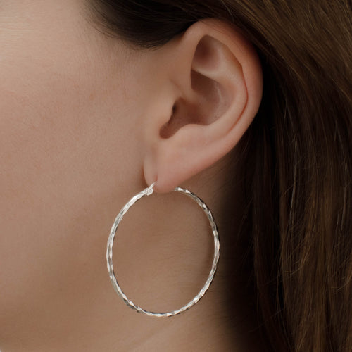 arracada facetada de Plata .925 vista lateral — aretes finos para dama. RG Joyeros.