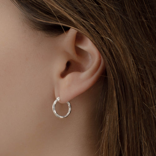 arracada de Plata .925 vista lateral — aretes finos para dama. RG Joyeros.