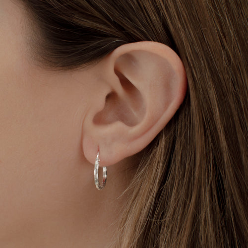 arracada de Plata .925 vista lateral — aretes finos para dama. RG Joyeros.