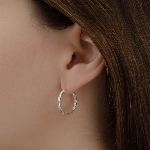arracada de Plata .925 vista lateral — aretes finos para dama. RG Joyeros.