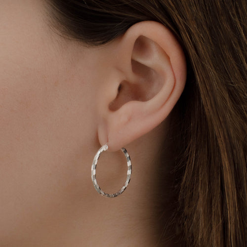 arracada de Plata .925 vista lateral — aretes finos para dama. RG Joyeros.