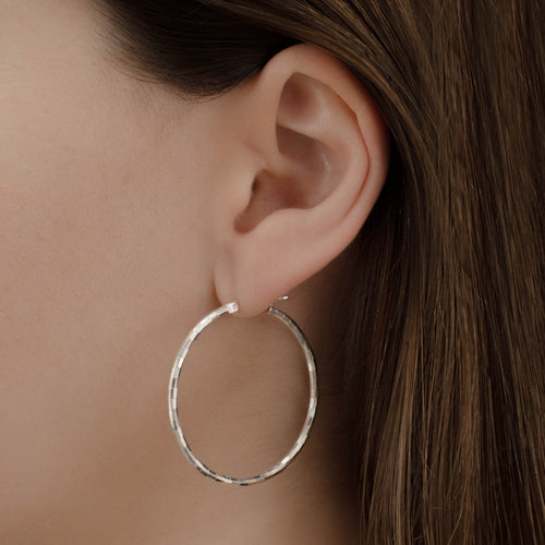 arracada de Plata .925 vista lateral — aretes finos para dama. RG Joyeros.
