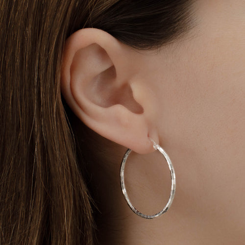 arracada de Plata .925 vista lateral — aretes finos para dama. RG Joyeros.