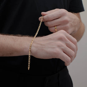 pulsera de Oro 10K vista lateral — aretes finos para dama. RG Joyeros.